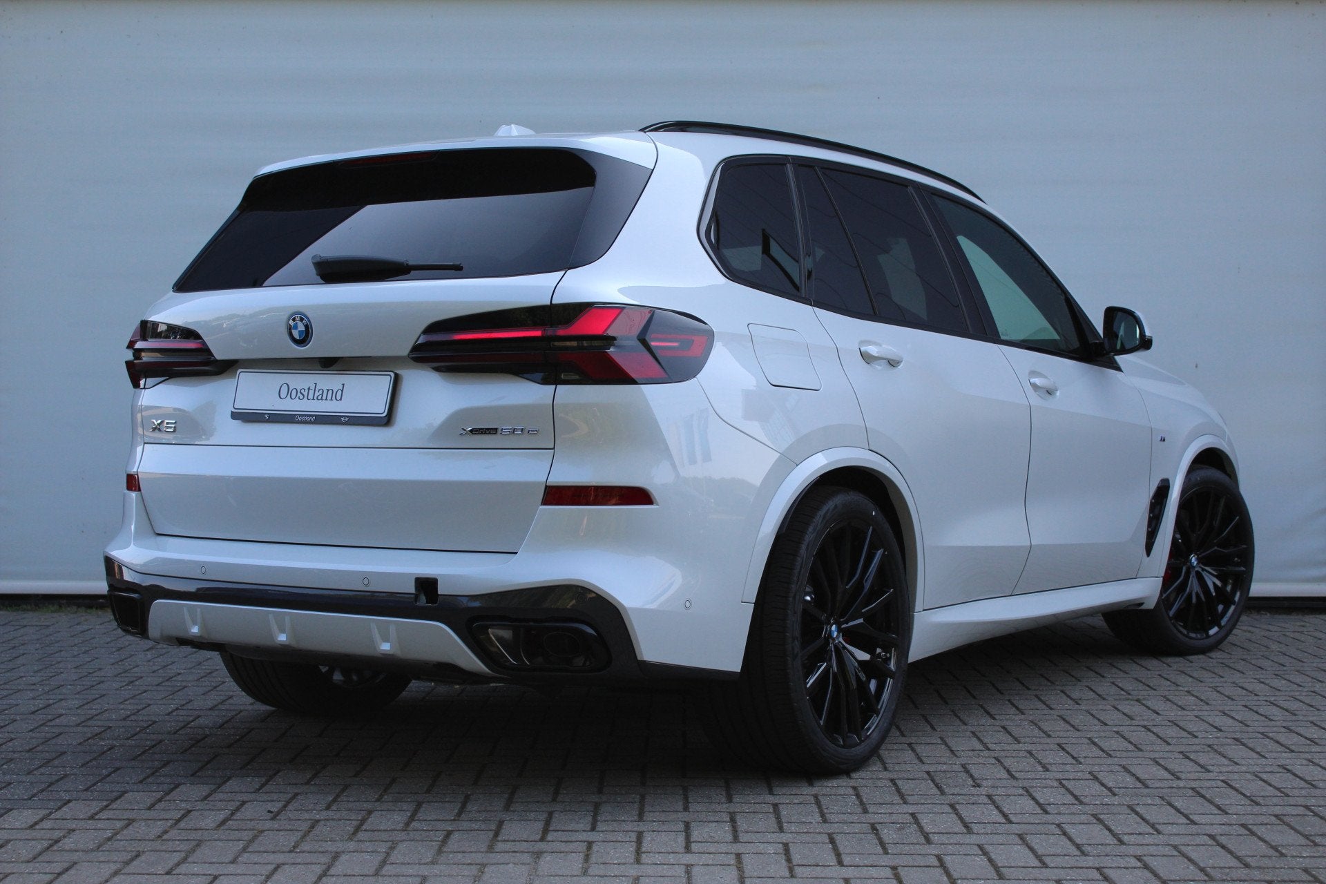 BMW X5 xDrive50e M Sport Automaat / Panoramadak Sky Lounge /, Auto's, Automaat, 2395 kg, Wit, Leder
