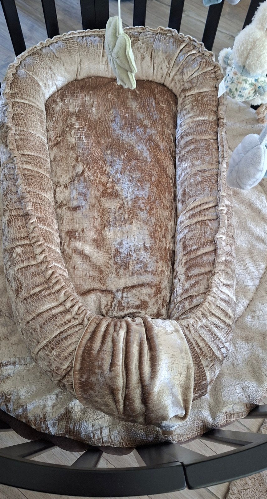 Handgemaakt gous croco baby nestje - luxe, comfortabel en st, Ophalen of Verzenden, Zo goed als nieuw, Overige typen