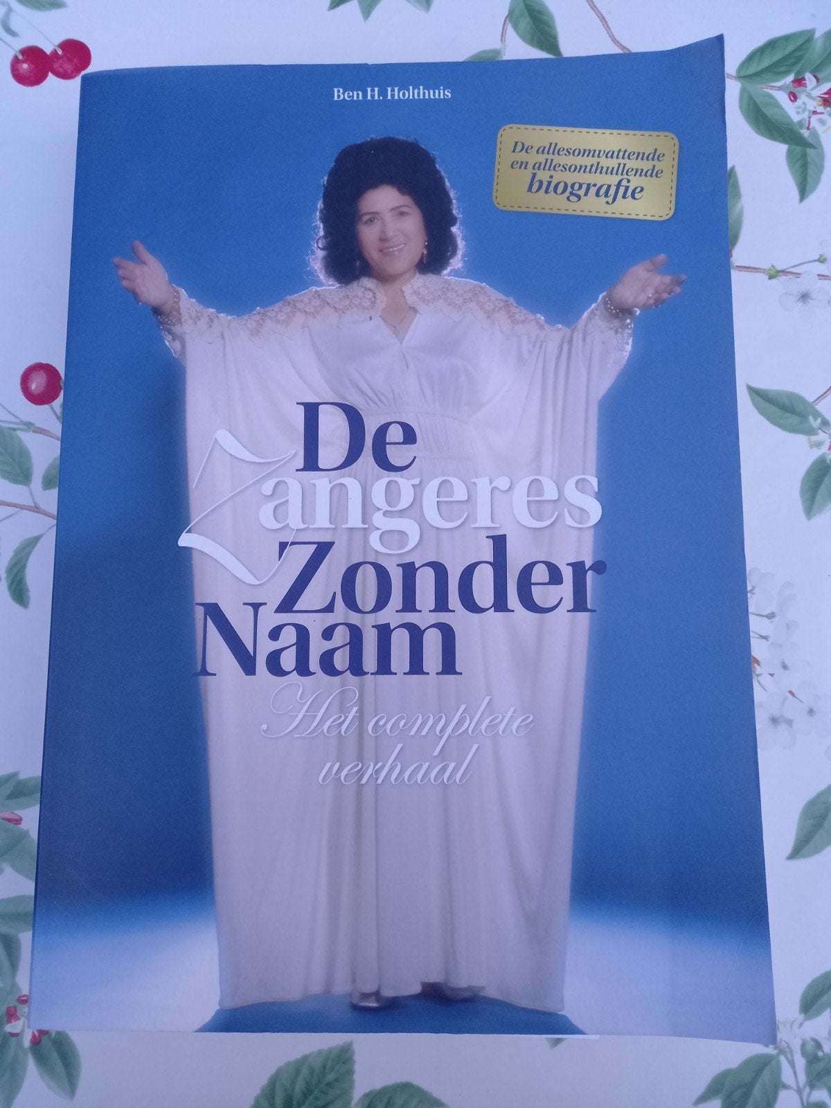M8 Ben H. Holthuis - De zangeres zonder naam, Boeken, Ophalen of Verzenden, Gelezen, Ben H. Holthuis