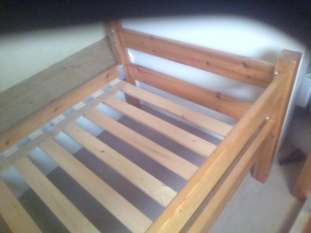 Massief grenen ledikant met lattenbodem 90 br. - 2 m. lang, Huis en Inrichting, Slaapkamer | Bedden, Ophalen, Gebruikt, 90 cm
