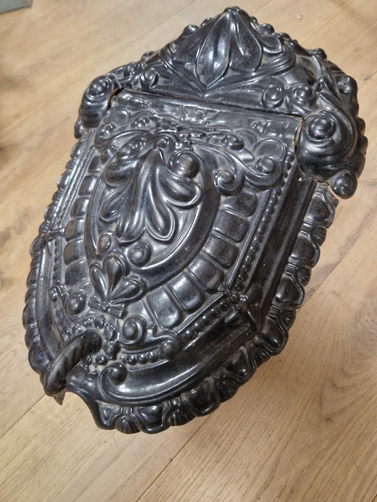 Antieke gietijzeren haardpot met decoratieve deksel, Antiek en Kunst, Ophalen