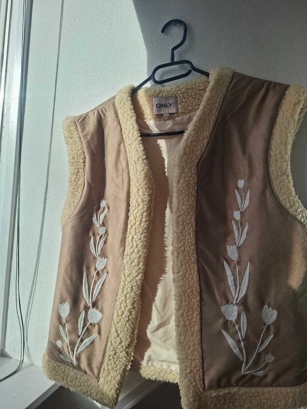 ONLY teddy gilet met bloemenborduursel, Beige, Ophalen of Verzenden, ONLY, Maat 34 (XS) of kleiner