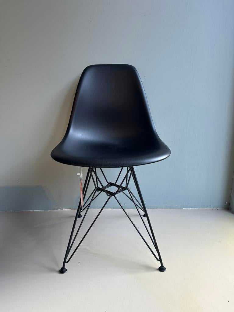 Vitra Eames DSR, Ophalen, Zo goed als nieuw, Zwart, Eén