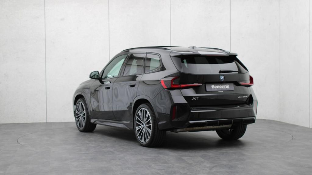 BMW X1 xDrive30e M-Sport Pro | Massage | Harman/Kardon | Pan, Auto's, BMW, 12 maanden, Zwart, Zwart, Bedrijf