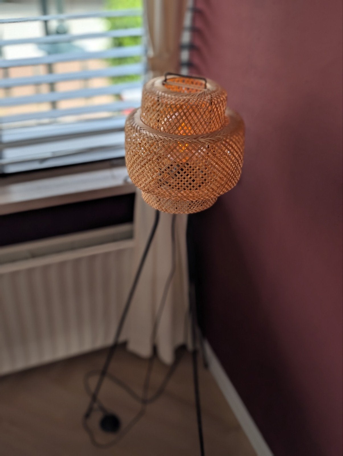 IKEA staande lamp met 3-poot en bamboe kap, 100 tot 150 cm, Modern, Scandinavisch, Bohemian, Ophalen of Verzenden, Zo goed als nieuw