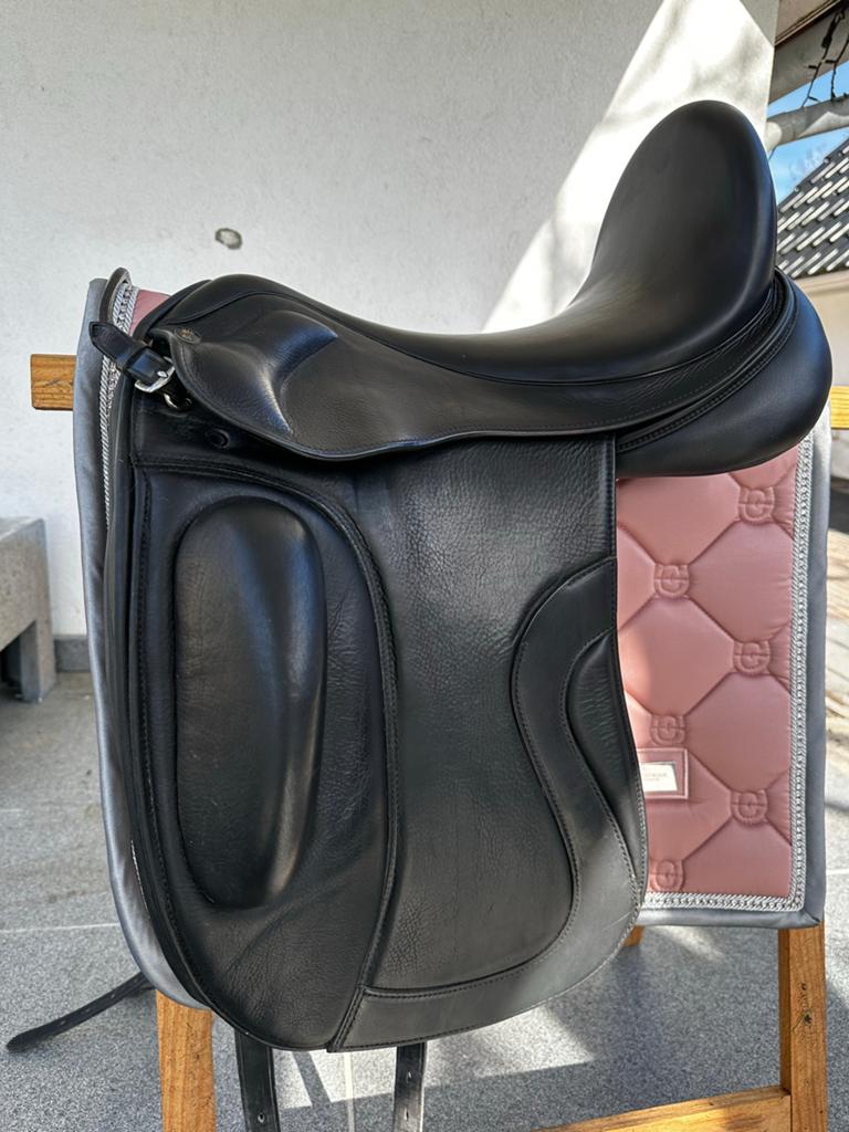 Kingsley dressuurzadel D5 - 18inch zitvlak zwart diepe zit, Ophalen of Verzenden, Zo goed als nieuw, Dressuur