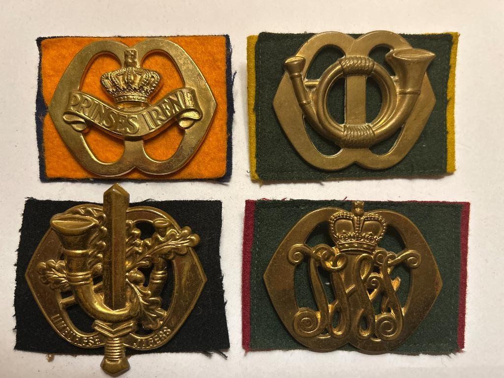 Orig. Neder.KL Baretemblemen Set – Prinses Irene & Jagers, Verzamelen, Verzenden, Landmacht, Nederland, Embleem of Badge