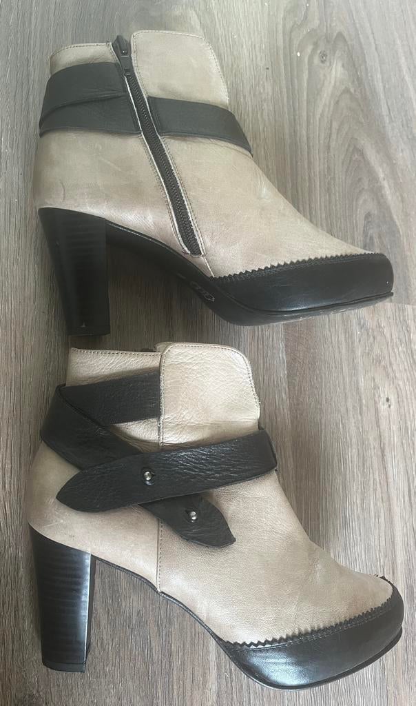 zgan Brenda Zaro beige en zwarte leren enkel laarsjes 38, Kleding | Dames, Schoenen, Zo goed als nieuw, Beige, Ophalen of Verzenden