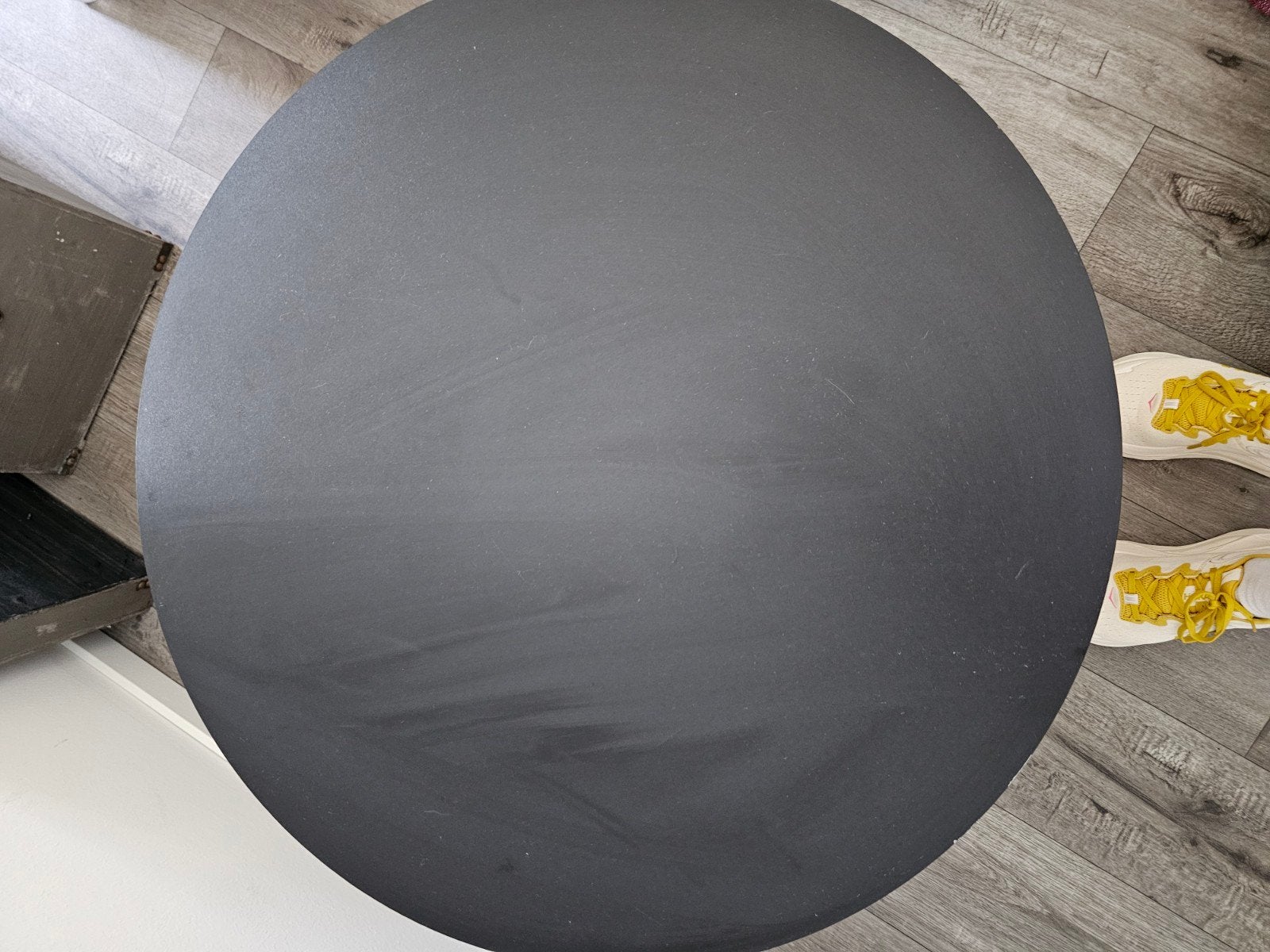 Ronde salontafel met teddy stof en zwart blad, Huis en Inrichting, Tafels | Salontafels, Ophalen, Overige materialen, Gebruikt