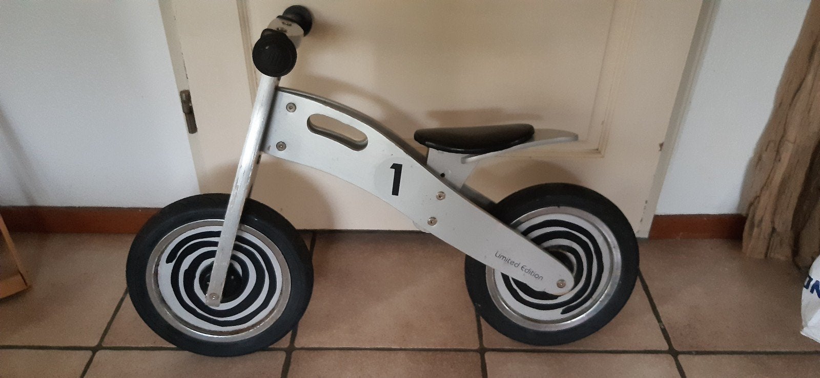houten loopfiets met luchtbanden, Ophalen, Zo goed als nieuw, Loopfiets