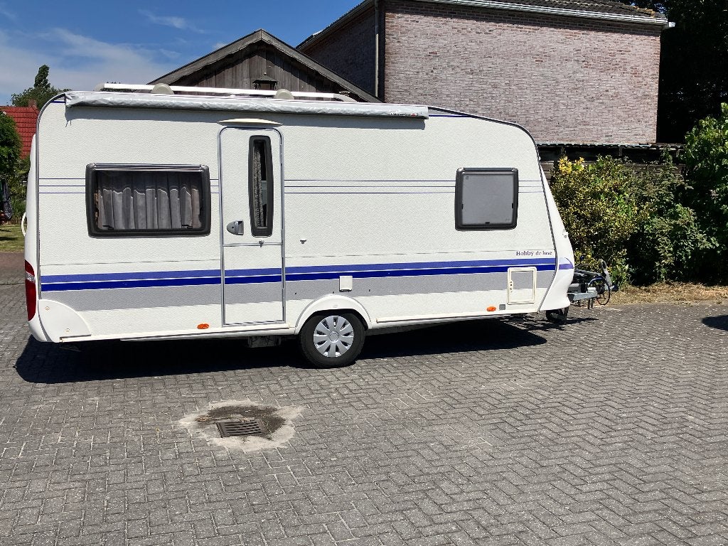 Hobby 460 UFE De Luxe, Fransbed, Fietsendrager, Voortent, Rondzit, Hobby, Particulier, 4 tot 5 meter