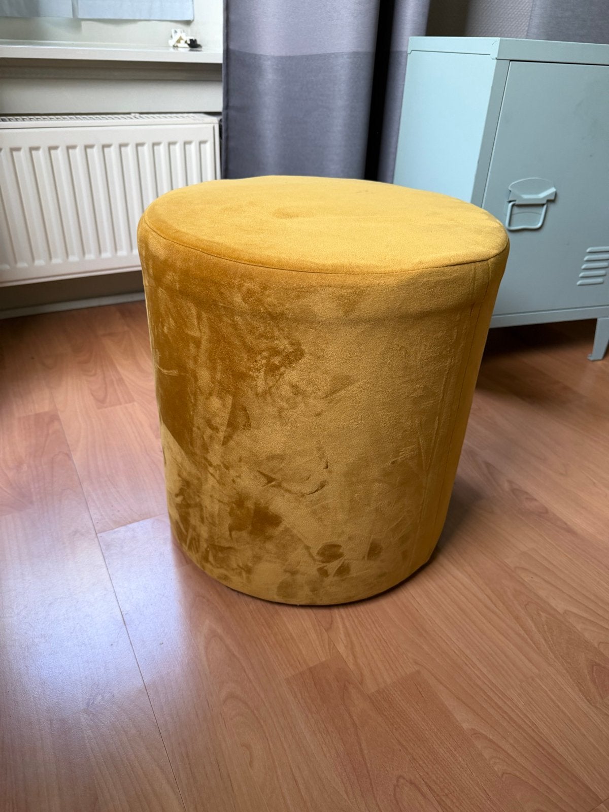 Okergele velours poef van Leen Bakker, Minder dan 50 cm, Gebruikt, Rond, Ophalen of Verzenden