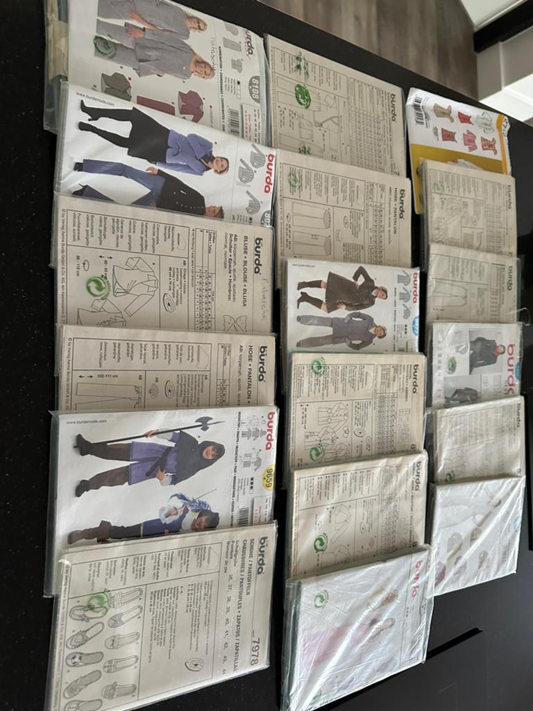 17 Burda patronen en 1 patroon van simplicity, Hobby en Vrije tijd, Kledingpatronen, Ophalen of Verzenden, Zo goed als nieuw, Vrouw