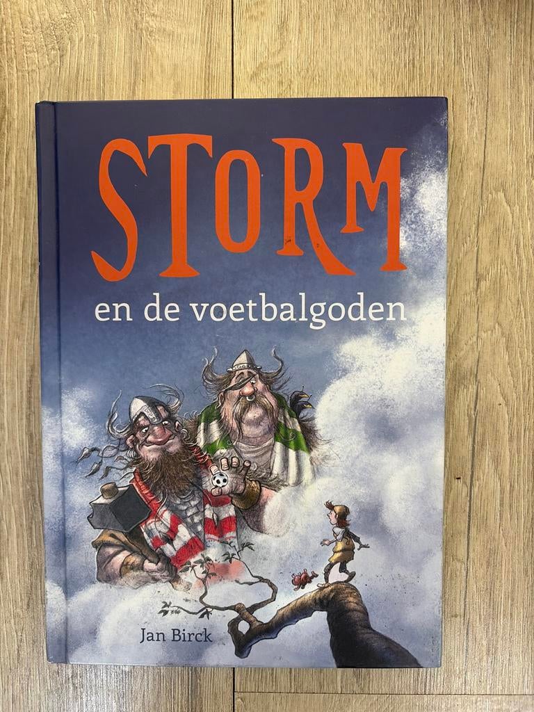 Storm en de voetbalgoden - Jan Birck (Kinderboek), Boeken, Ophalen of Verzenden, Zo goed als nieuw, Fictie algemeen