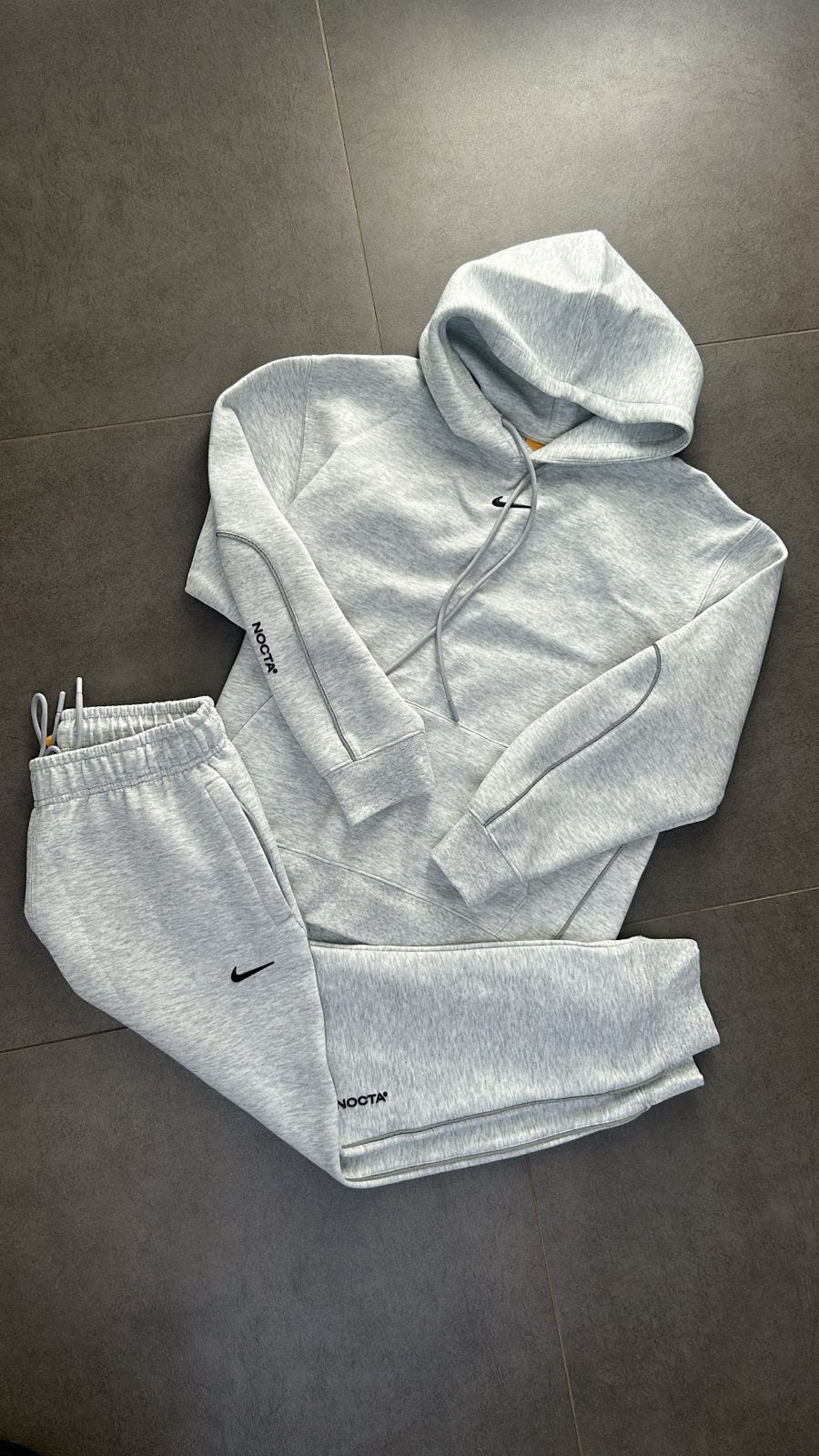 Nike Nocta Trainingspak Maat M (valt als S), Kleding | Heren, Sportkleding, Ophalen of Verzenden, Zo goed als nieuw, Grijs, Algemeen