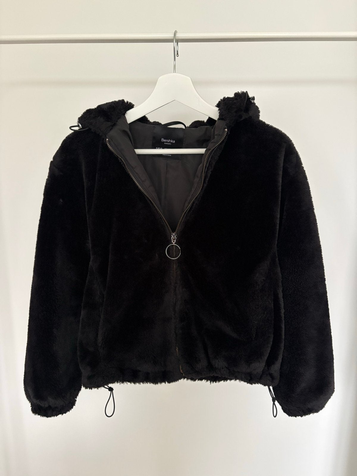 Bershka Zwarte Teddy Jas met Capuchon - Maat XS, Ophalen of Verzenden, Zo goed als nieuw, Maat 34 (XS) of kleiner, Zwart
