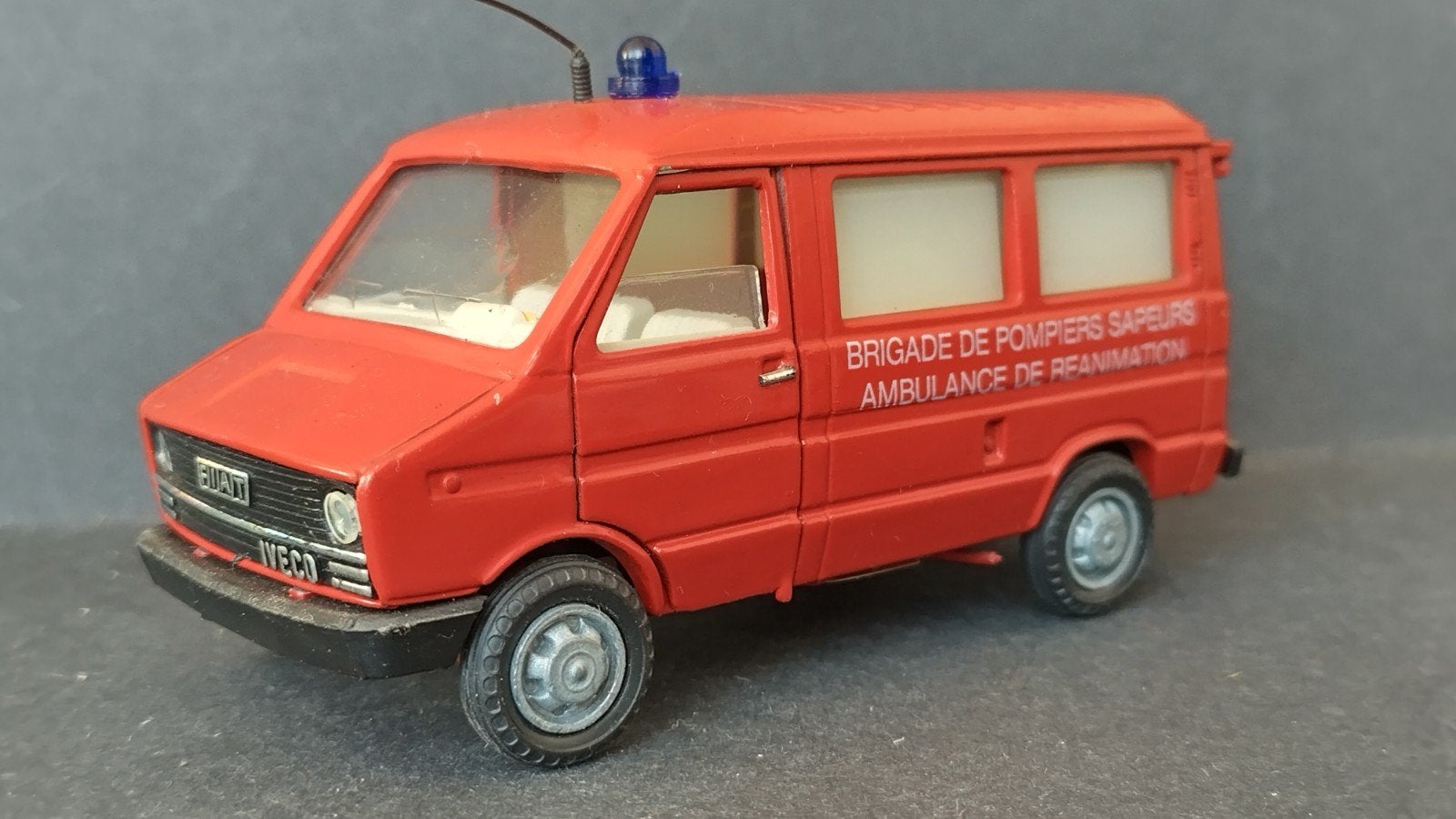 Iveco Daily Ambulance Reanimation 1:43 Old Cars Pol, Overige merken, Verzenden, ., Zo goed als nieuw
