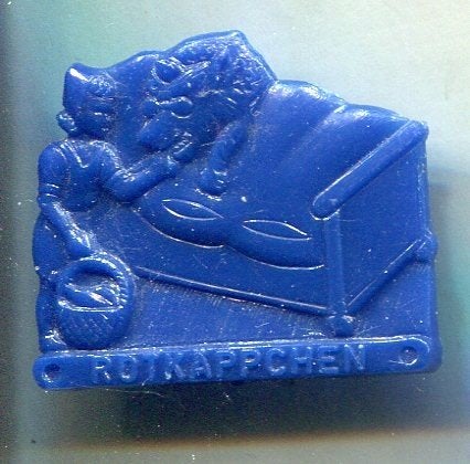 Rotkappchen Roodkapje blauw plastic sprookje speldje( T_274), Verzenden, Zo goed als nieuw, Figuurtje, Speldje of Pin