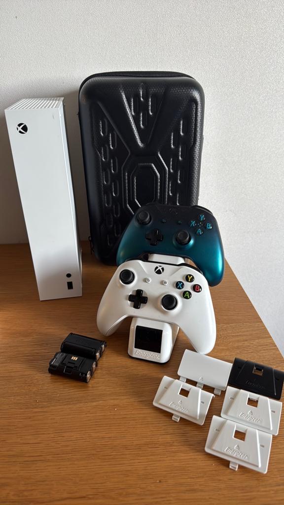 Xbox Series S, station, 4x batteries, case,2 controler one, Ophalen of Verzenden, Zo goed als nieuw