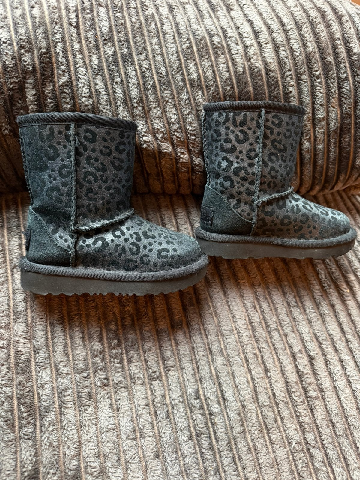 UGG 23,5, Ophalen of Verzenden, Zo goed als nieuw, Meisje, Laarsjes