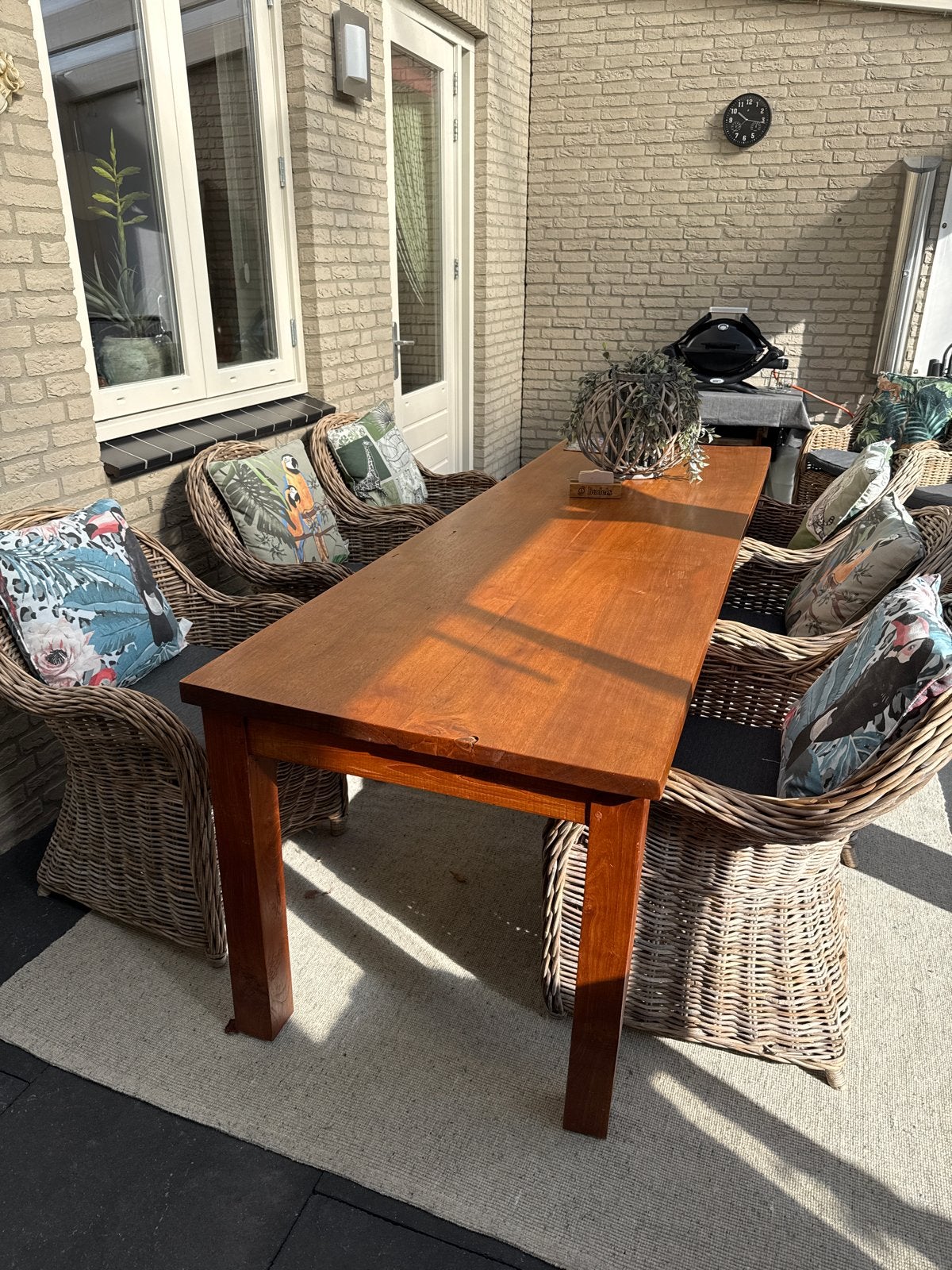 Massief houten tafel met 8 rieten stoelen en vloerkleed, Huis en Inrichting, Tafels | Eettafels, Ophalen, Gebruikt, 200 cm of meer