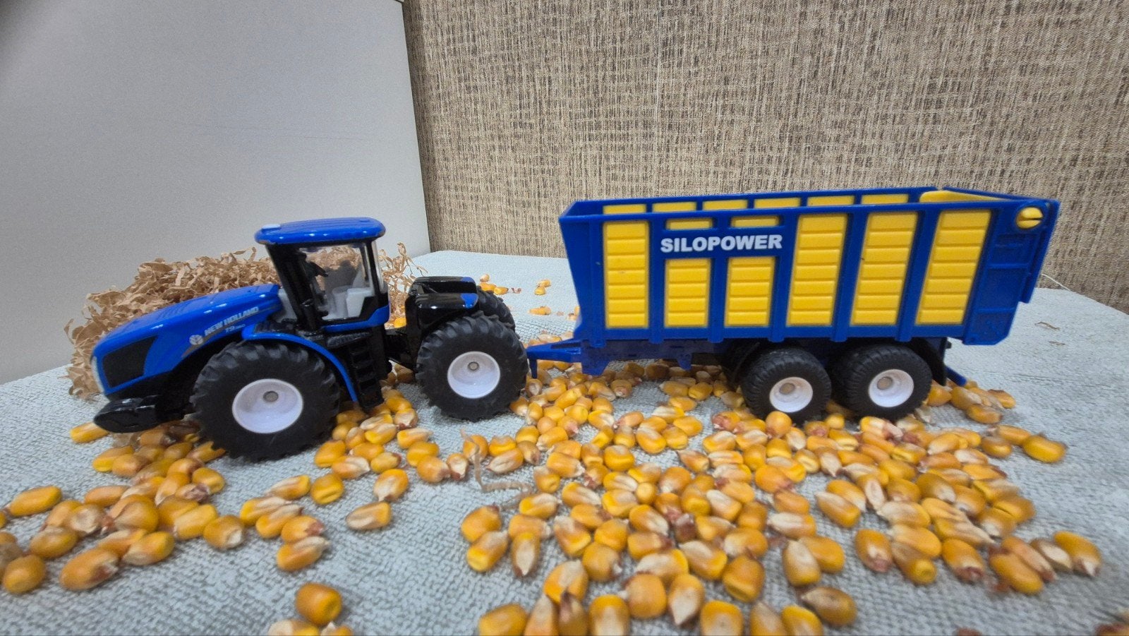Siku 1:50 New Holland Tractor met Silopower aanhanger, Hobby en Vrije tijd, Ophalen of Verzenden, Gebruikt, Hijskraan, Tractor of Landbouw