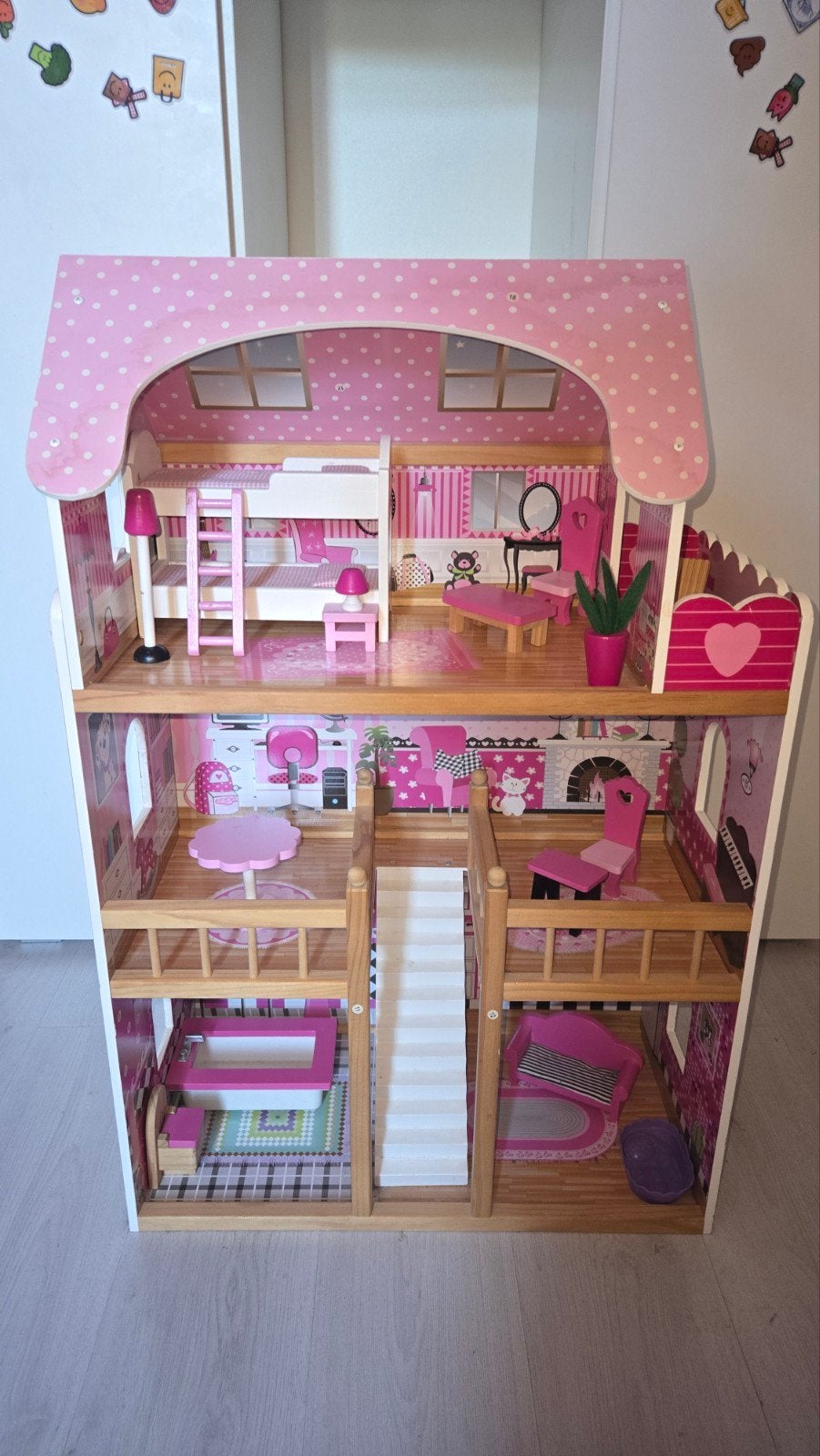 Groot Roze Houten Poppenhuis inclusief extra onderdelen!, Ophalen, Zo goed als nieuw, Poppenhuis
