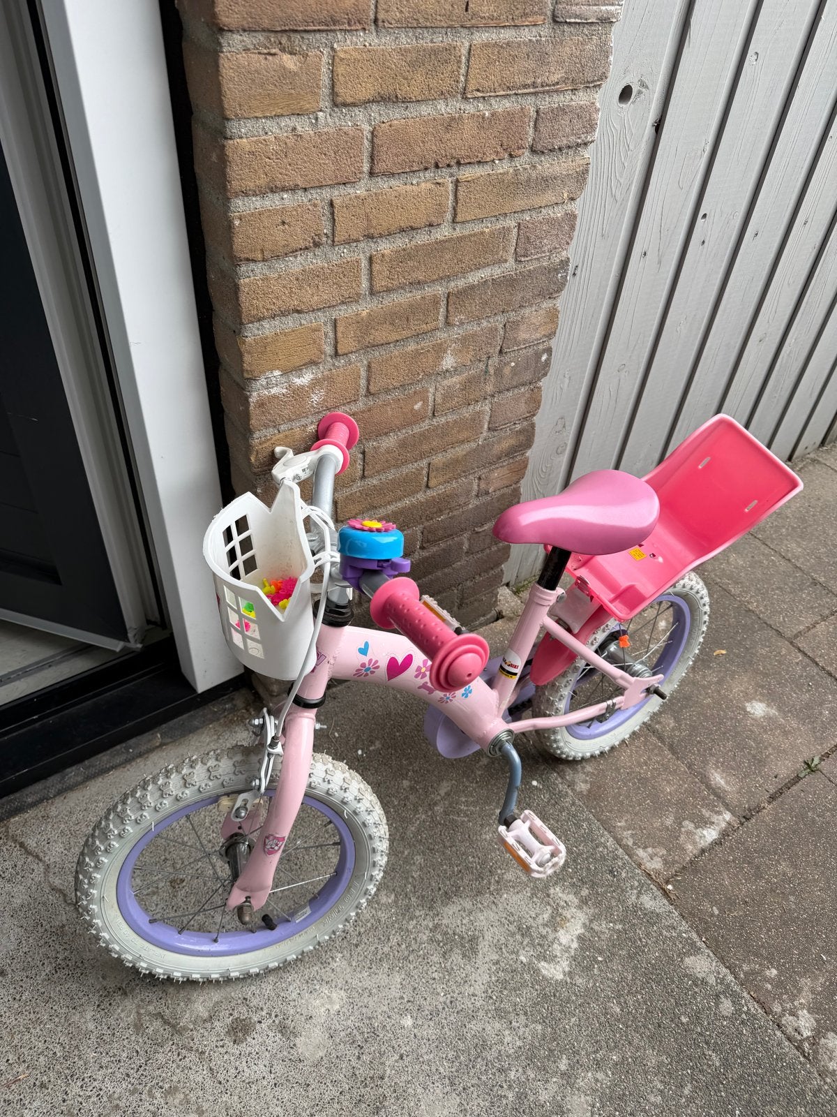 Roze kinderfiets met zijwieltjes en poppenzitje, Ophalen, Zijwieltjes, Gebruikt, Velgrem