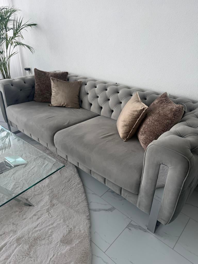 2Luxe grijze fluwelen bank met chromen poten, Huis en Inrichting, Banken | Bankstellen, Driepersoons, 75 tot 100 cm, Ophalen of Verzenden