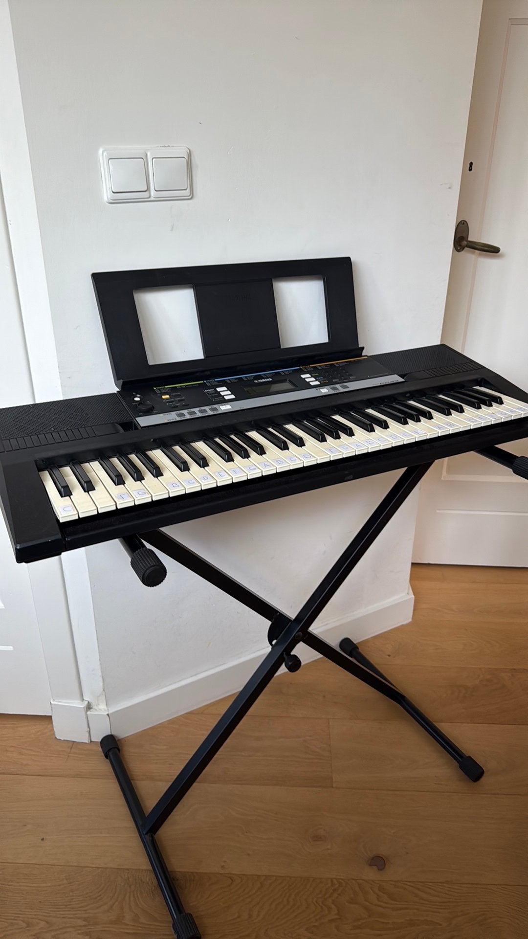 Yamaha PSR E243 keyboard piano, Ophalen, Yamaha, Met standaard, 61 toetsen