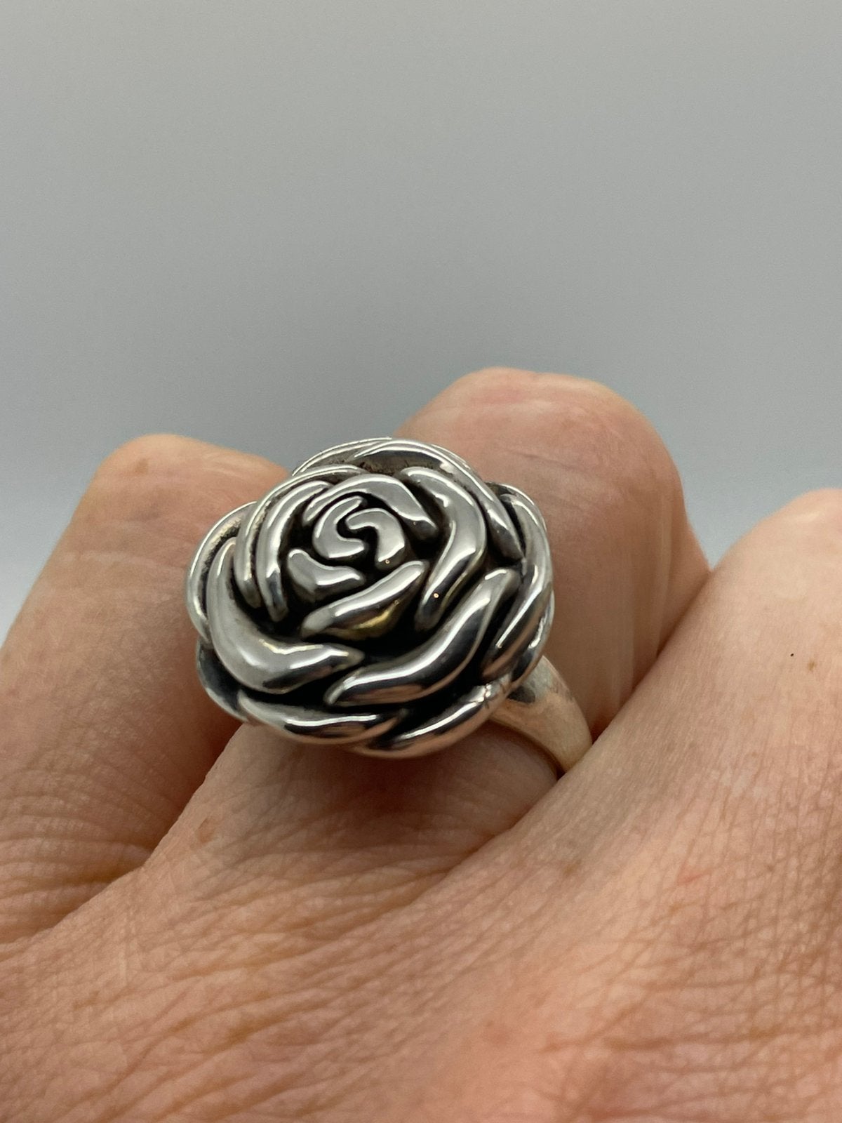 E577 Prachtige zilveren modernist roos ring maat 18, 18 tot 19, Ophalen of Verzenden, X, Dame
