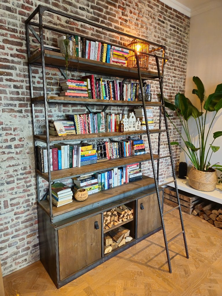 Vintage industriële boekenkast van staal en hout, met trapje, Huis en Inrichting, Overige houtsoorten, Met deur(en), 200 cm of meer