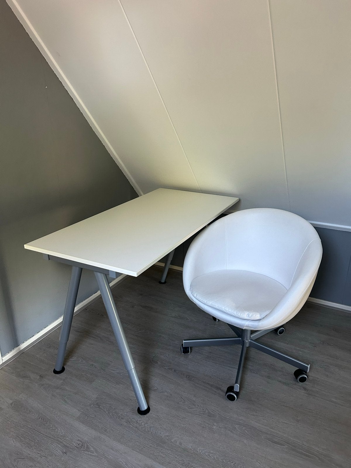 IKEA Bureau en Stoel - In Hoogte Verstelbaar (60-90cm), Ophalen, Zit-sta bureau, Gebruikt, Spaanplaat of MDF