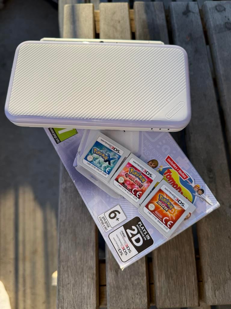 New 2DS XL - Limited Edition Tomodachi Life - Boxed, Spelcomputers en Games, Spelcomputers | Nintendo 2DS en 3DS, Ophalen of Verzenden