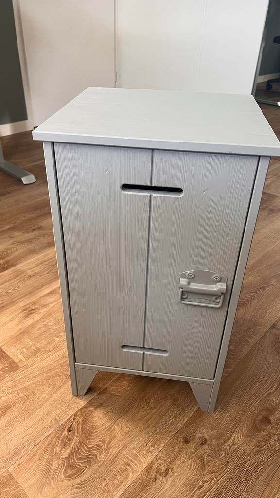 Grijs nachtkastje met deurtje, Huis en Inrichting, Slaapkamer | Nachtkastjes, Ophalen, Gebruikt, Minder dan 45 cm, 55 tot 70 cm