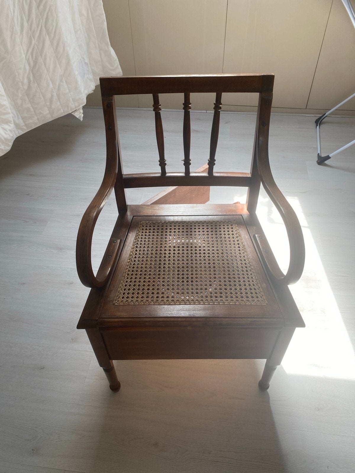 Antieke houten po-stoel met rieten zitting, Ophalen