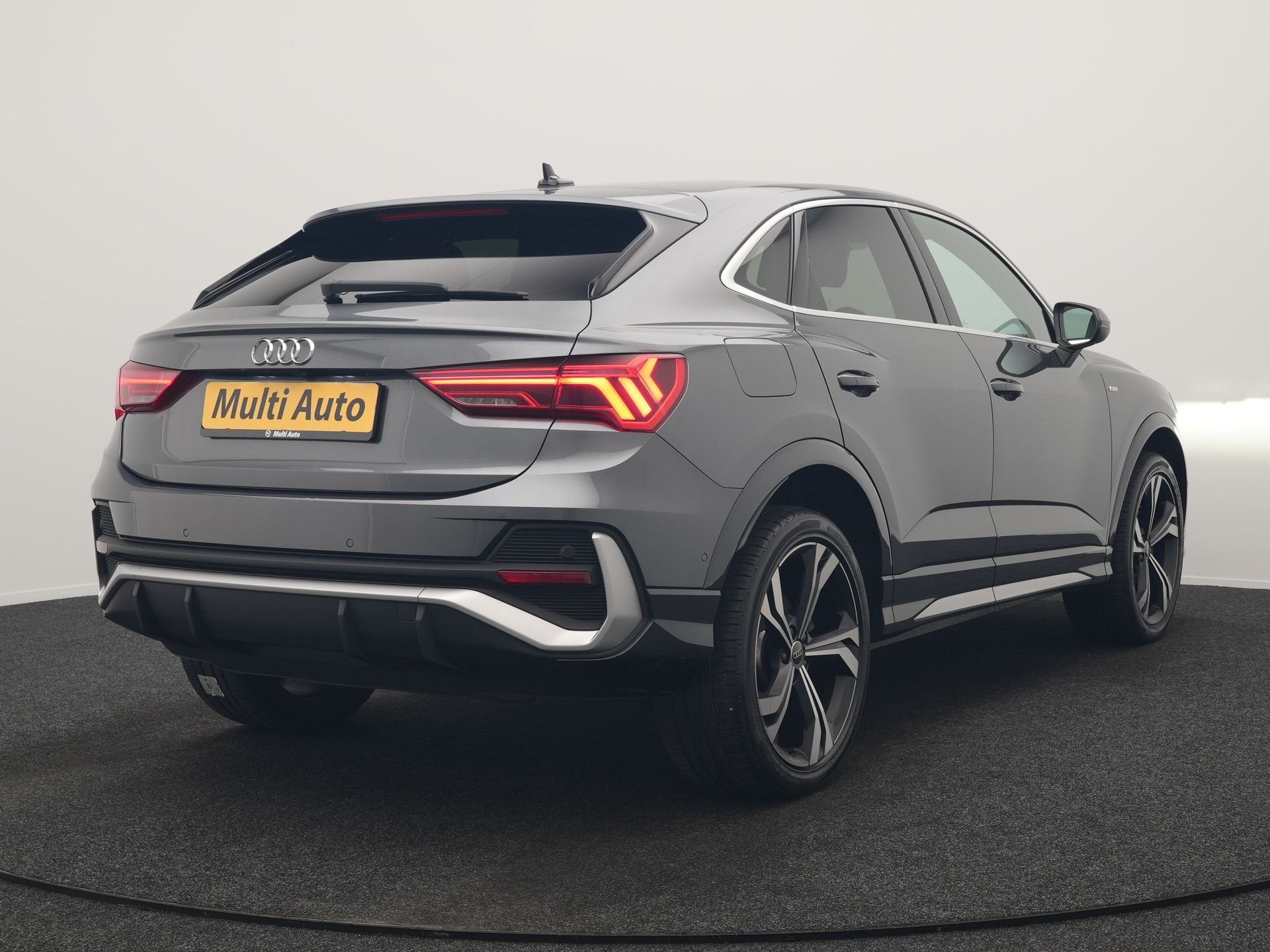 Audi Q3 Sportback 45 TFSI e 2x S Line PHEV 245pk Dealer O.H., Gebruikt, Zwart, SUV of Terreinwagen, Zilver of Grijs