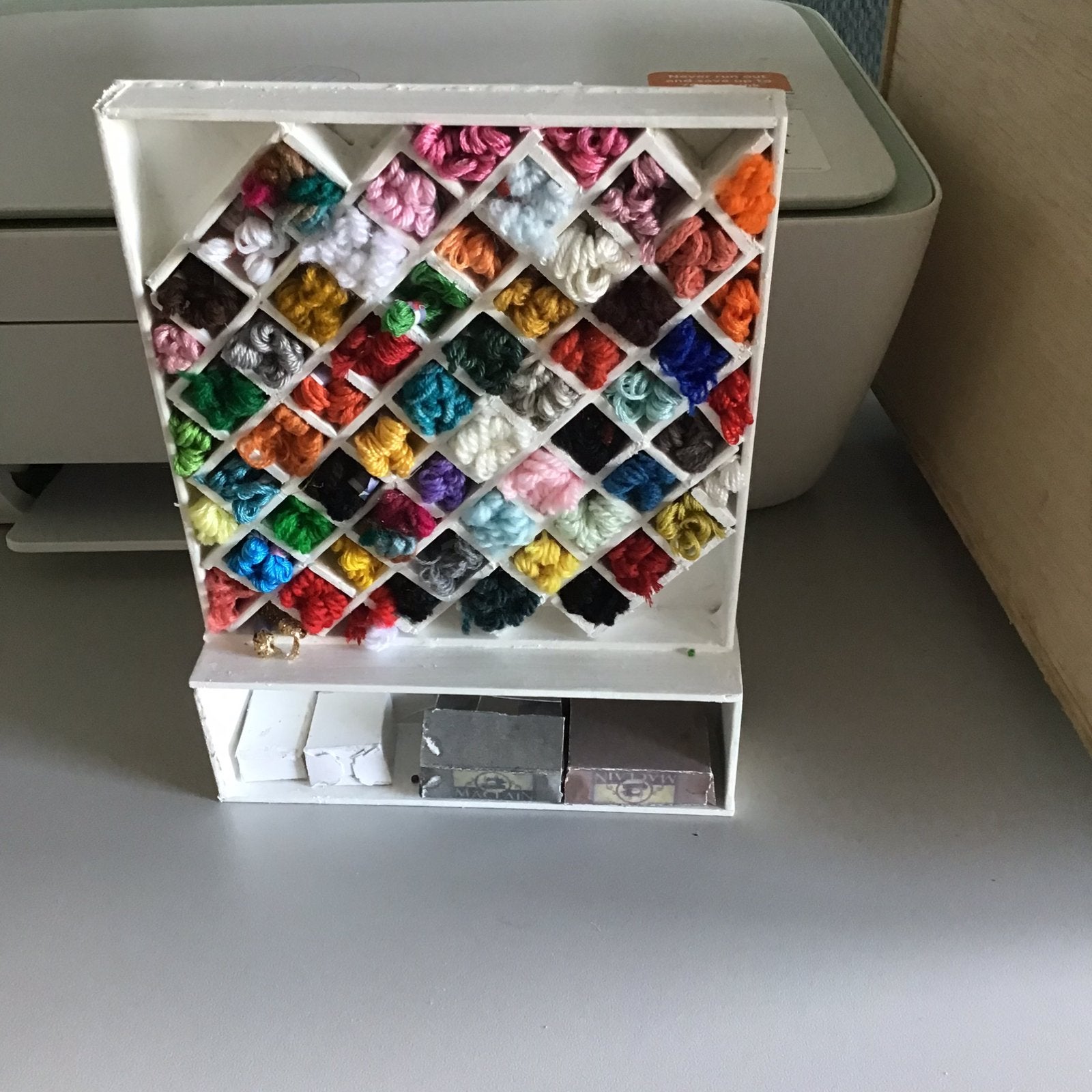 Winkelkast gevuld met wol, Verzamelen, Ophalen of Verzenden, Zo goed als nieuw, Poppenhuis