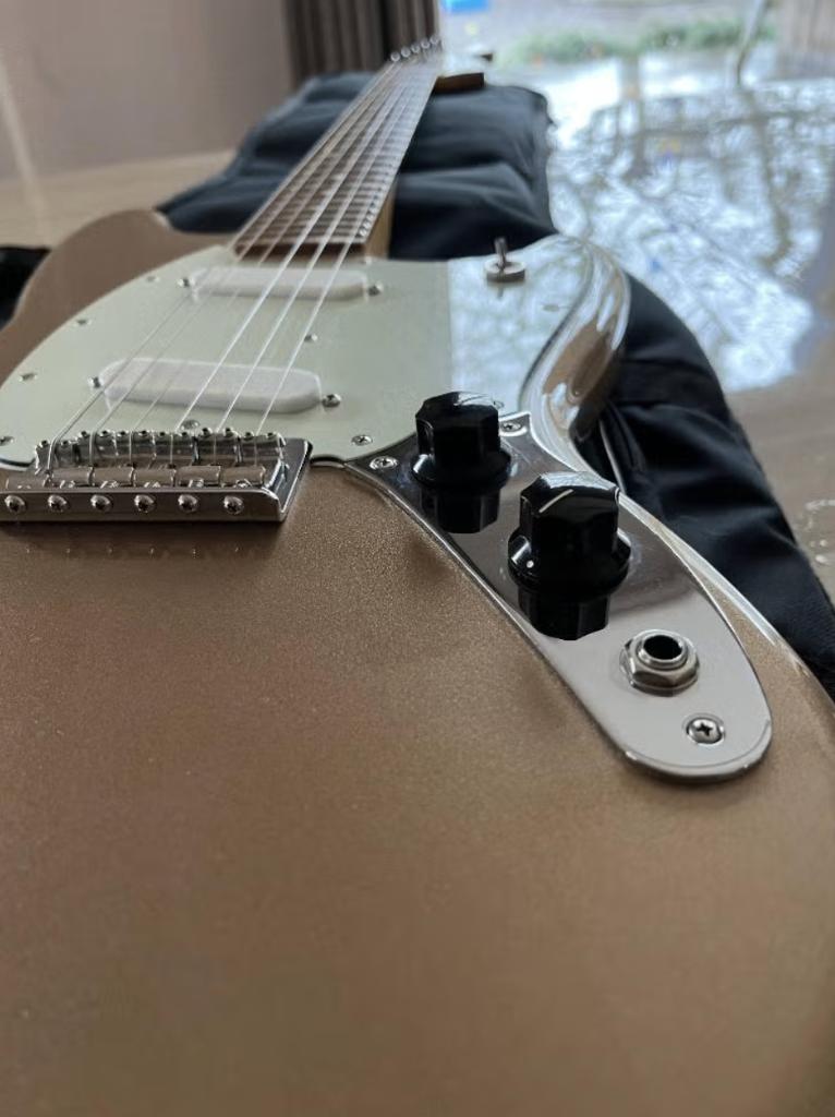 Fender Mustang Player MIM 2019 – Gold – Incl. Fender Tas, Ophalen of Verzenden, Zo goed als nieuw, Solid body, Fender