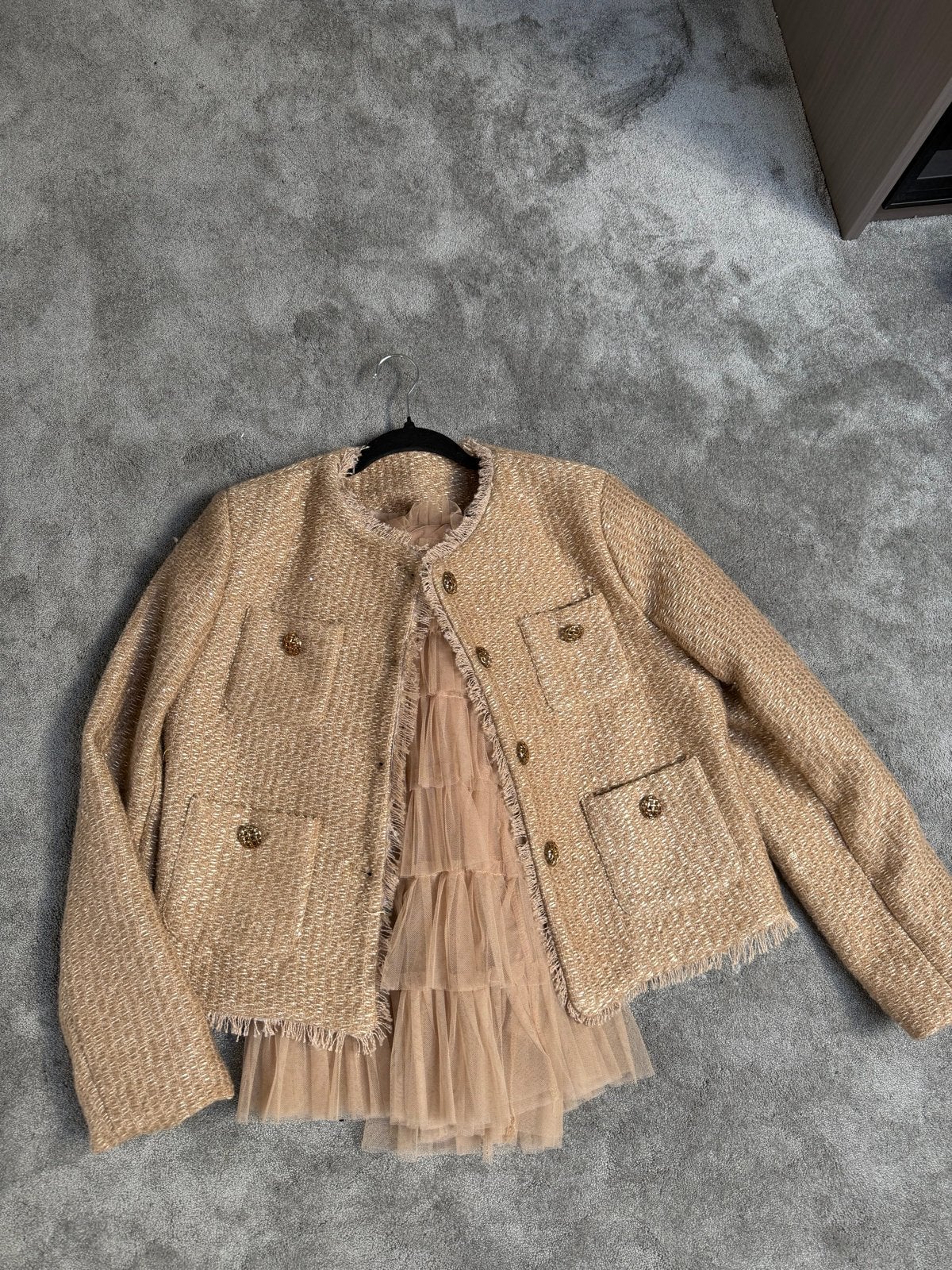 Stijlvol Tweed Jasje met Gouden Knopen, Verzenden, Zo goed als nieuw, Maat 38/40 (M), Beige