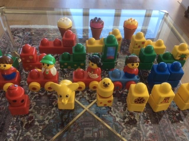 LEGO DUPLO 4 TREINEN MET POPPEN EN VEEL BLOKKEN € 19.00, Kinderen en Baby's, Speelgoed | Duplo en Lego, Ophalen, Overige typen