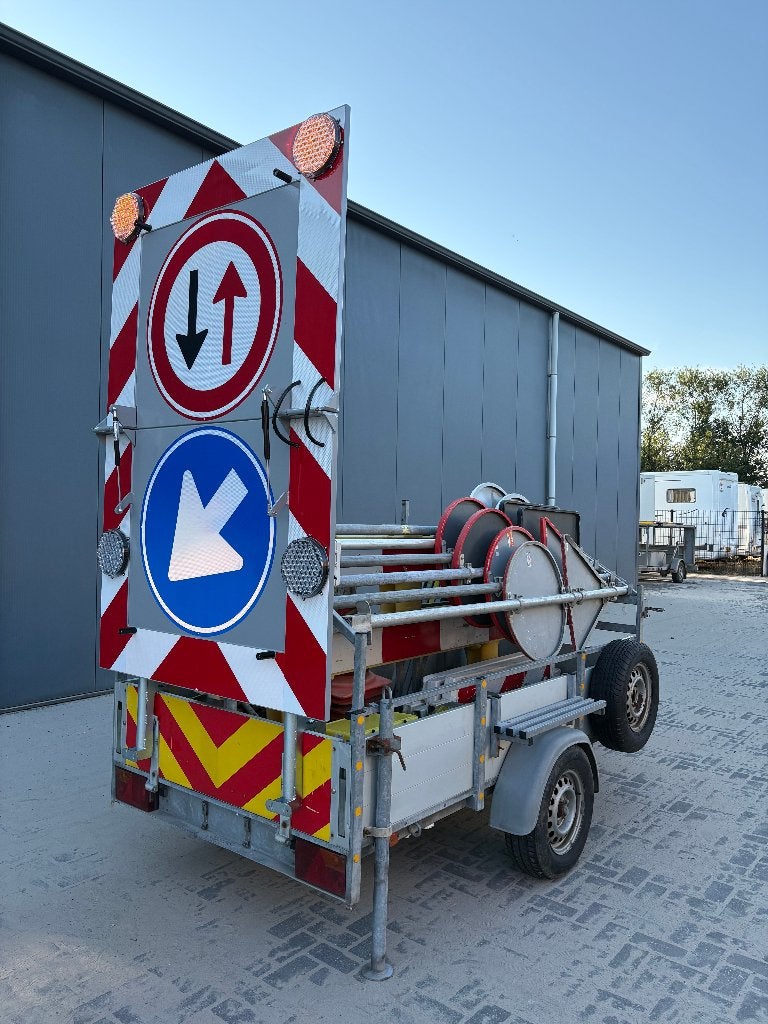 Te koop Actiewagen, pijlwagen, werk aan de weg,