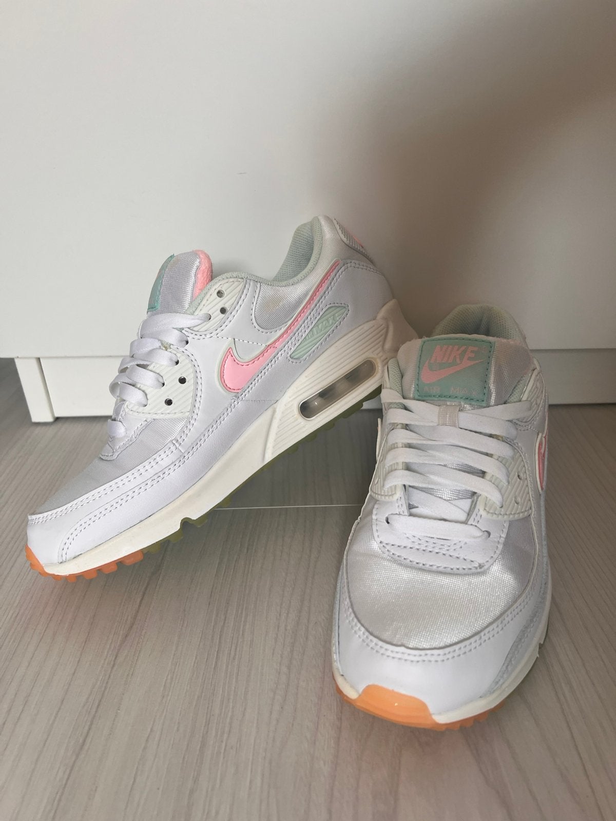 Nike Air Max 90 - Wit met zacht roze en groen - Maat 39, Kleding | Dames, Schoenen, Wit, Ophalen of Verzenden, Sneakers of Gympen
