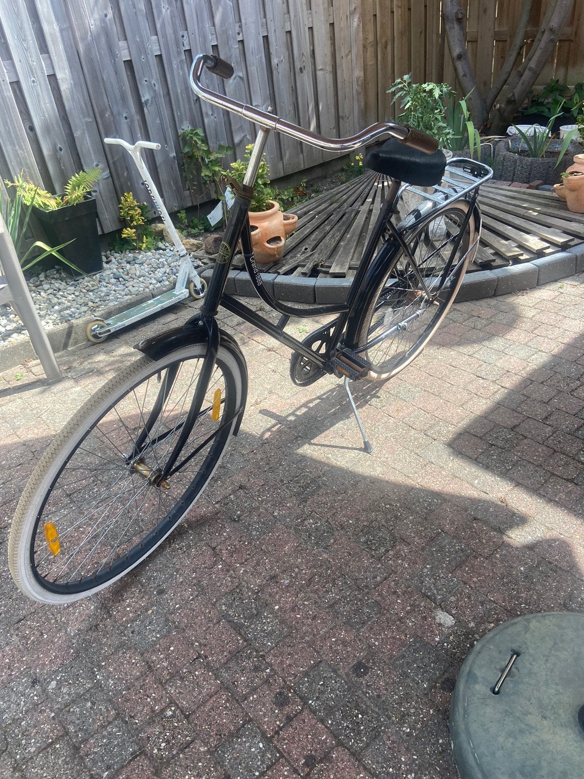Omafiets zwart met witte banden, Fietsen en Brommers, Fietsen | Dames | Omafietsen, 56 cm of meer, Ophalen, Zo goed als nieuw