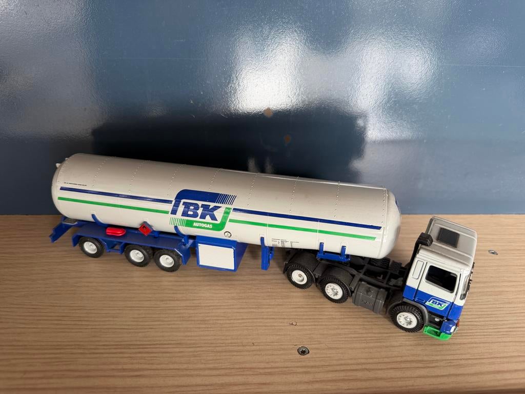 Model vrachtwagen met tankoplegger BK Autogas, Ophalen of Verzenden, Zo goed als nieuw, Bus of Vrachtwagen