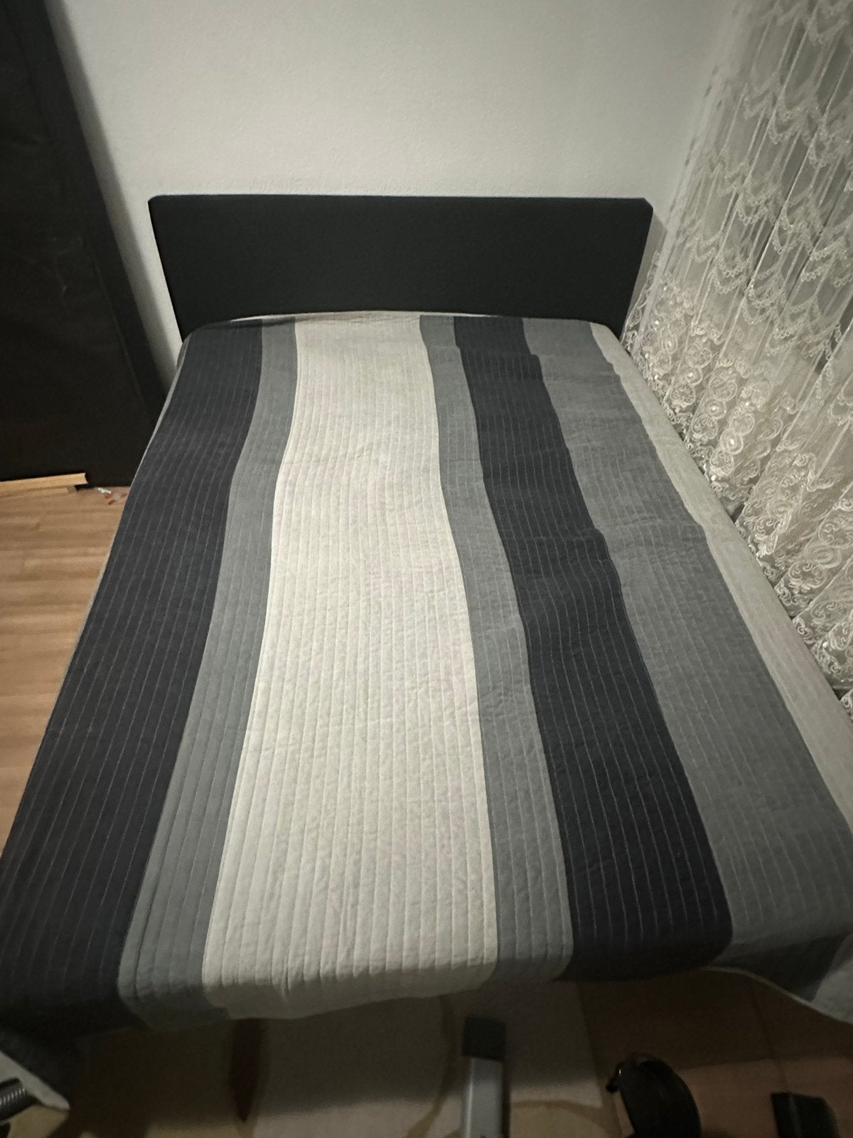 Bedsprei gestreept grijs/wit, Huis en Inrichting, Slaapkamer | Beddengoed, Ophalen, Overige typen, Tweepersoons, Zo goed als nieuw
