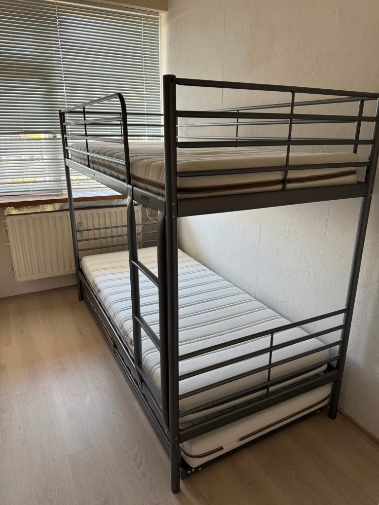 IKEA SVÄRTA stapelbed 3 slaapplekken z.g.a.n. + 3 matrassen, Huis en Inrichting, Slaapkamer | Stapelbedden en Hoogslapers, Ophalen
