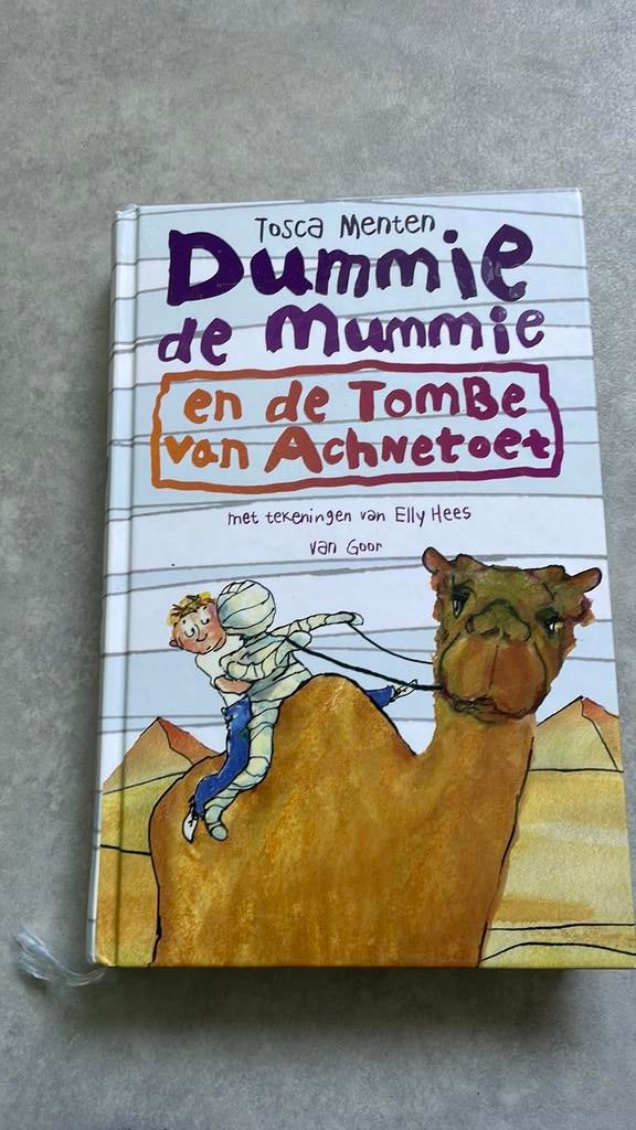 Tosca Menten - Dummie de mummie en de tombe van Achnetoet, Ophalen of Verzenden, Zo goed als nieuw, Tosca Menten