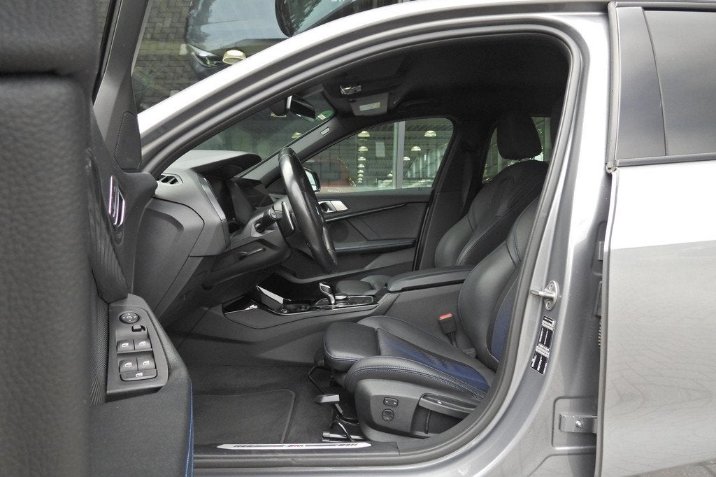 BMW 1 Serie 120i M Sport Automaat / Sportstoelen / Stoelverw, Auto's, BMW, 1998 cc, 730 kg, Gebruikt, 4 cilinders