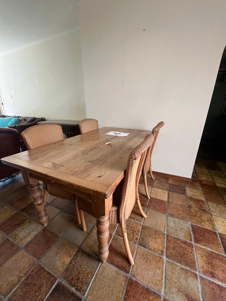 Robuuste houten eettafel met 4 rieten stoelen, Huis en Inrichting, Tafels | Eettafels, Gebruikt, 50 tot 100 cm, 100 tot 150 cm